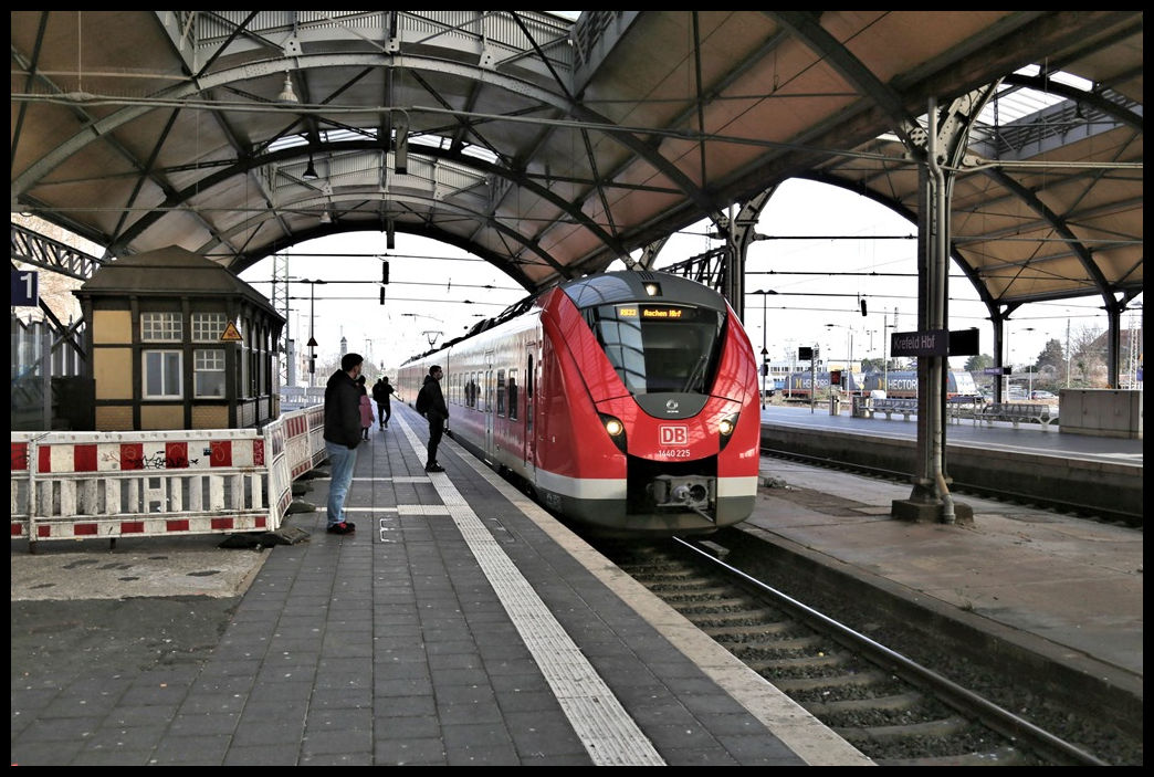 ET 1440 225 der DB fährt hier auf dem Weg nach Mönchengladbach am 7.2.2022 um 13.59 Uhr auf Gleis 1 in den HBF Krefeld ein.