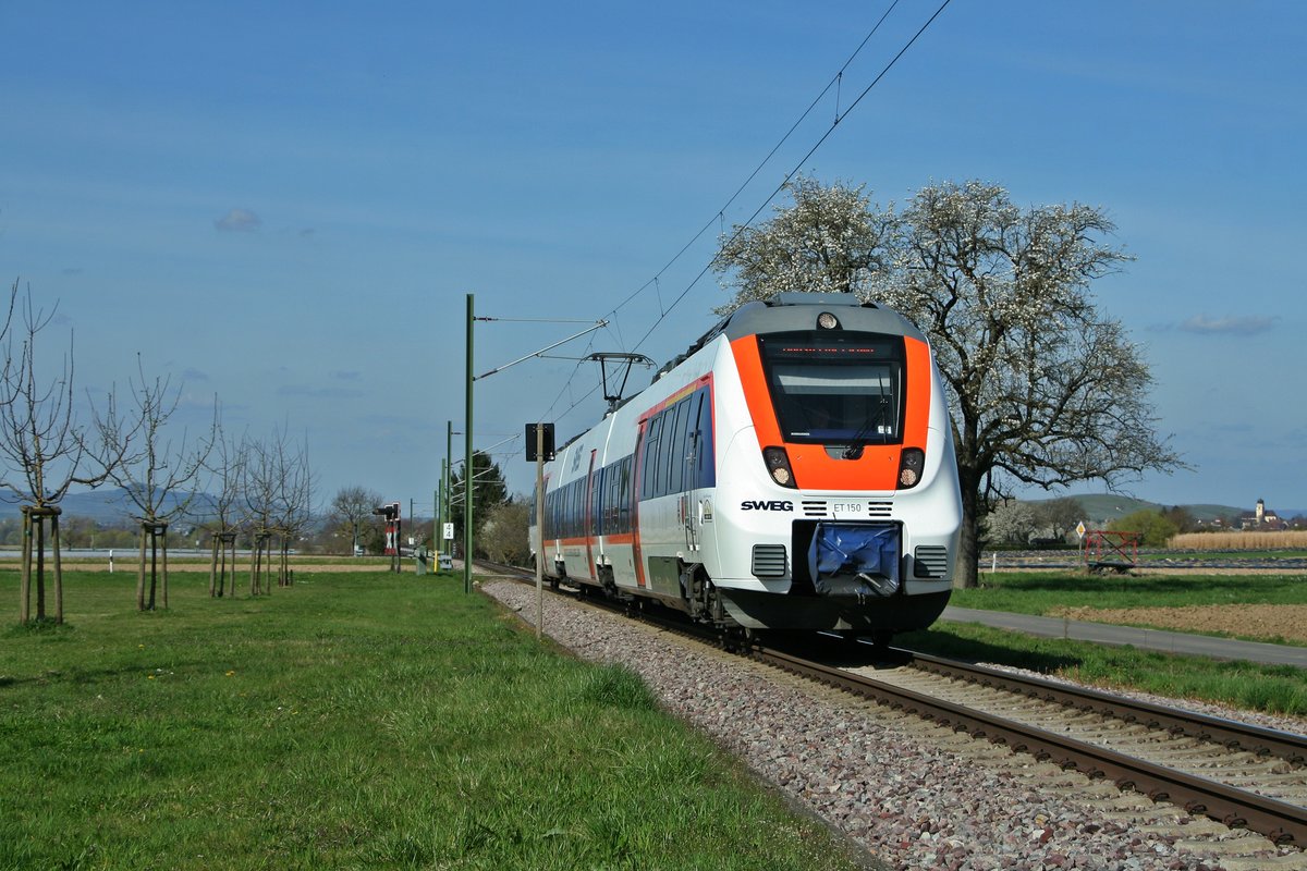 ET 150 als SWE 72531 mit knapp 7 Minuten Verspätung auf dem Weg von Bad Krozingen nach Münstertal kurz vor dem Einfahrsignal von Staufen. Das Bild entstand am 29.03.17.