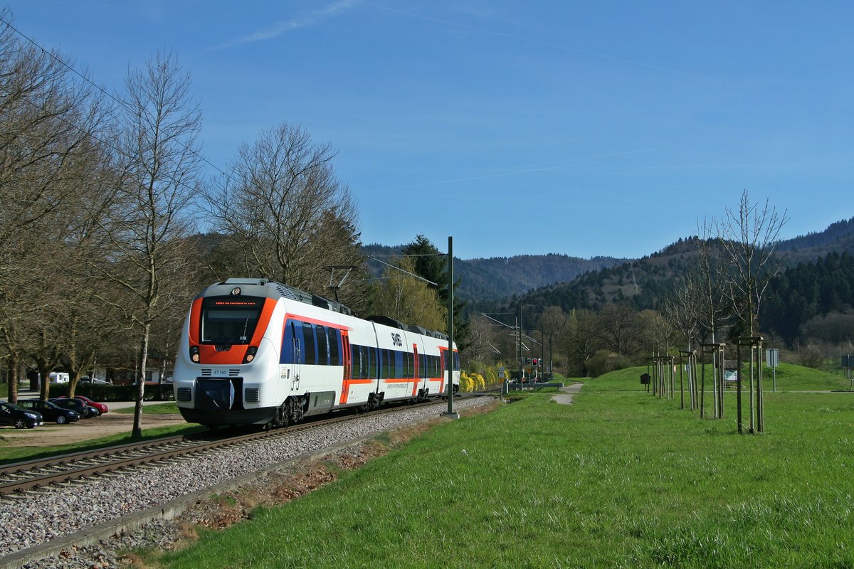 ET 150 als SWE 72532 von Münstertal nach Bad Krozingen mit etwa 5 Minuten Verspätung am 29.03.17 am Staufener Campingplatz.