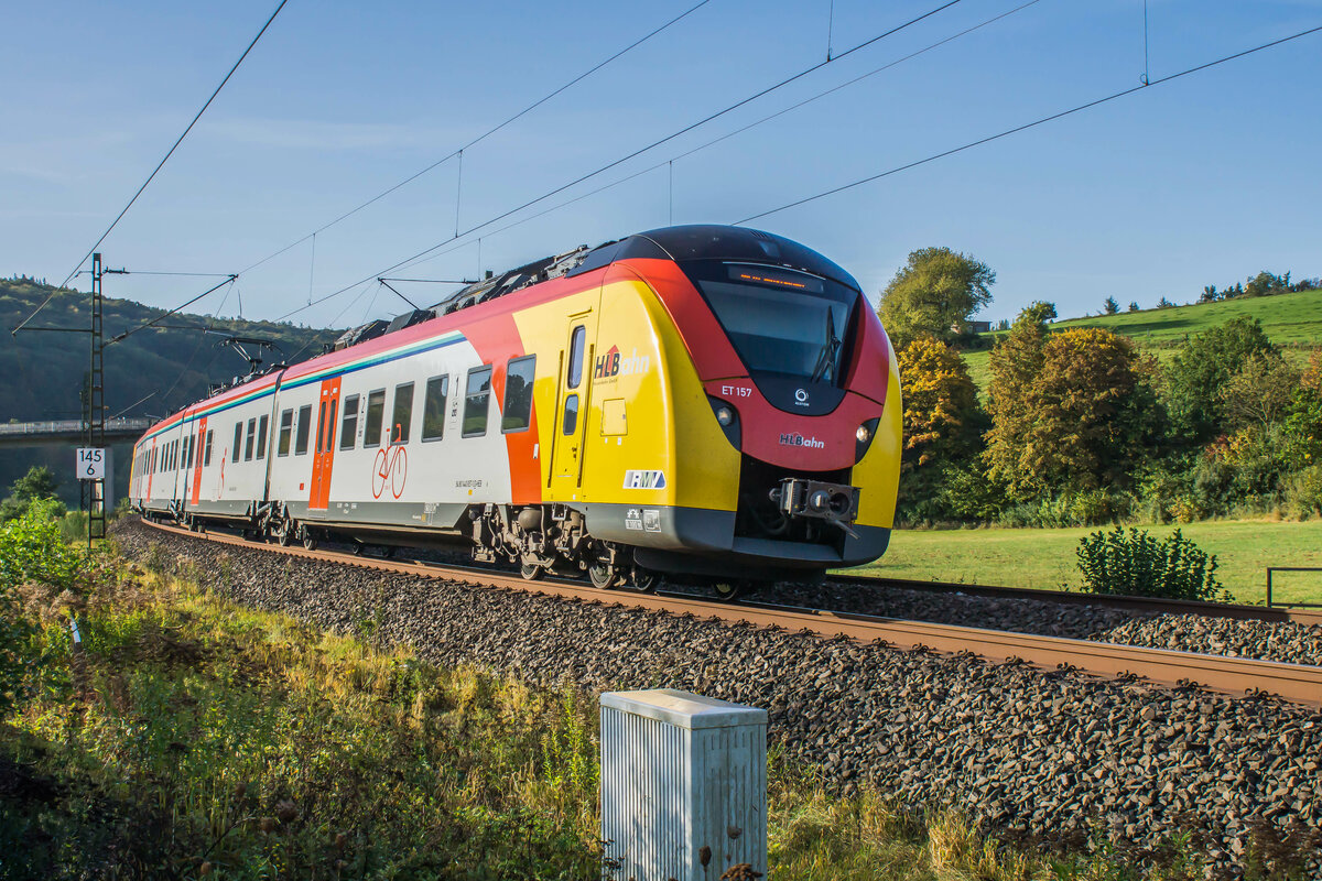 ET 157 (1440 657-3) ist am 11.10.2023 bei Hermannspiegel in Richtung Bebra unterwegs.
