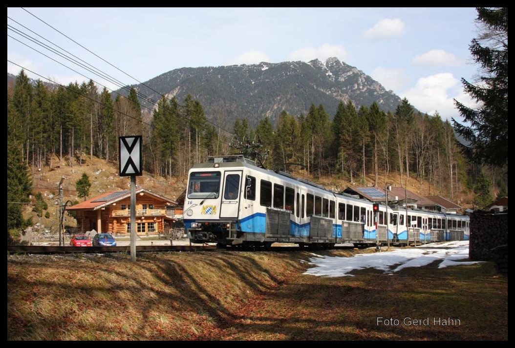 ET 16 fährt am 24.3.2015 gekuppelt mit ET 15 der Zugspitzbahn aus Grainau in Richtung Eibsee aus.