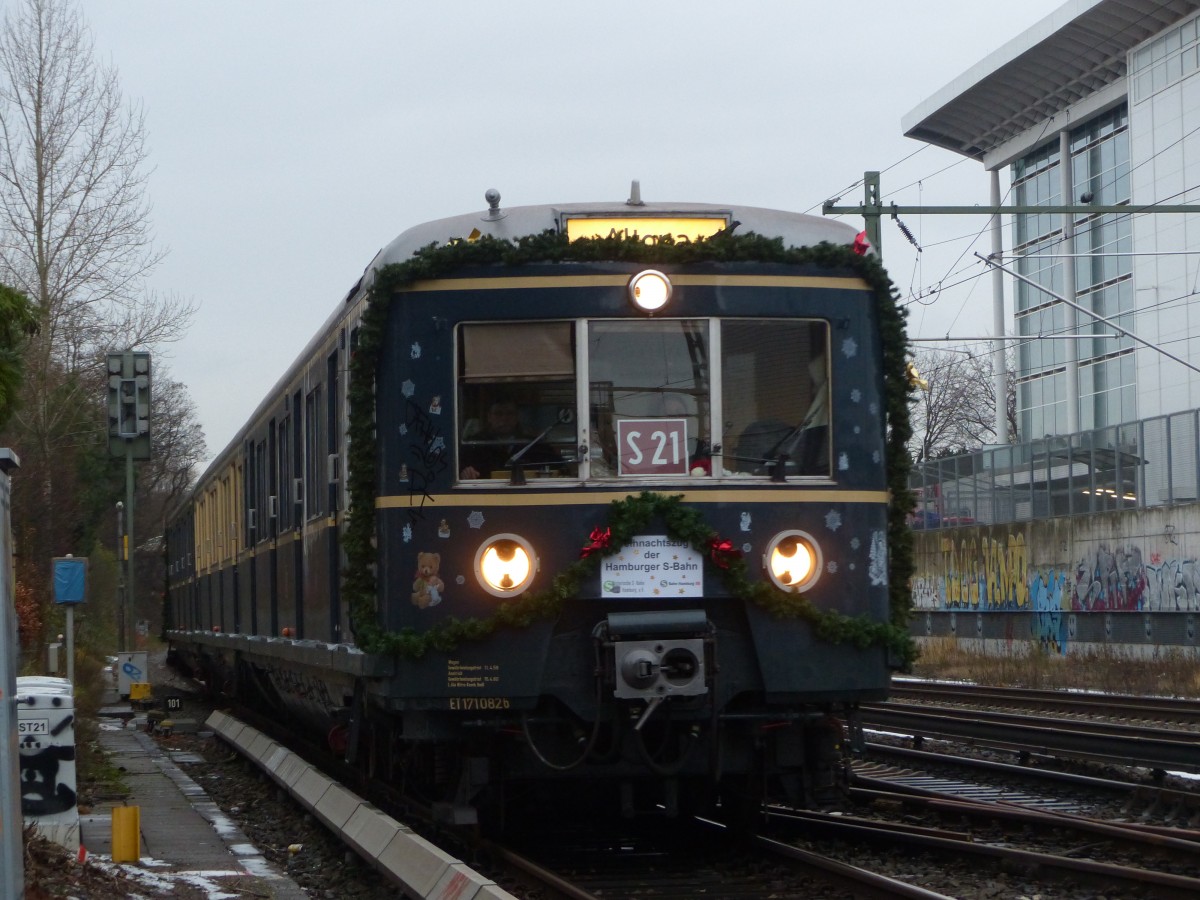 ET 171 082 als Weihnachts-S-Bahn (mit echtem Weihnachtsmann an Bord) erreicht in Kürze Sternschanze. Weiter geht es dann nach Altona, danach zurück über Landungsbrücken nach Bergedorf. 7.12.2013