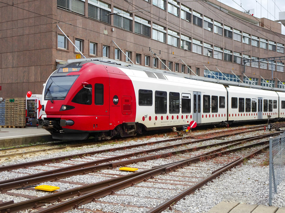 ET 197 der tpf steht in Bulle abfahrtbereit als RE nach Bern, 15.06.2019.