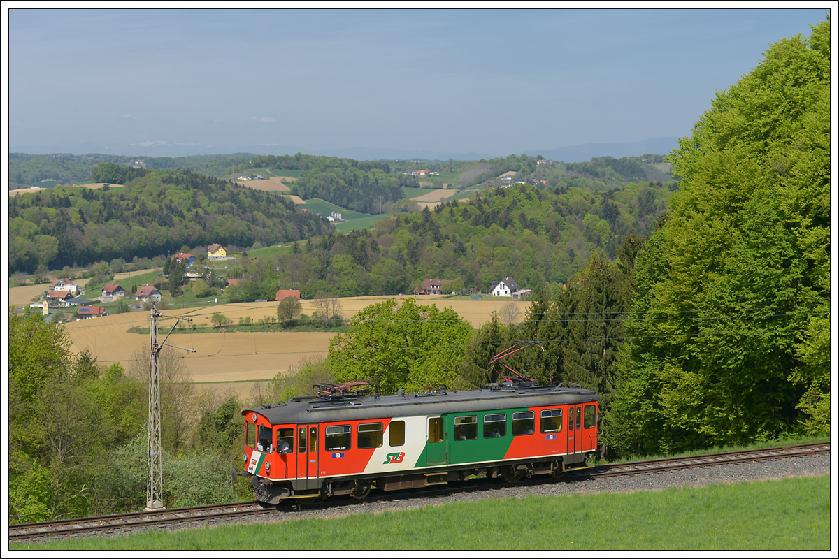 ET 2 als R 8605 von Feldbach nach Bad Gleichenberg, am 22.4.2019 zwischen den Haltestellen Fischa und Burgfried aufgenommen.