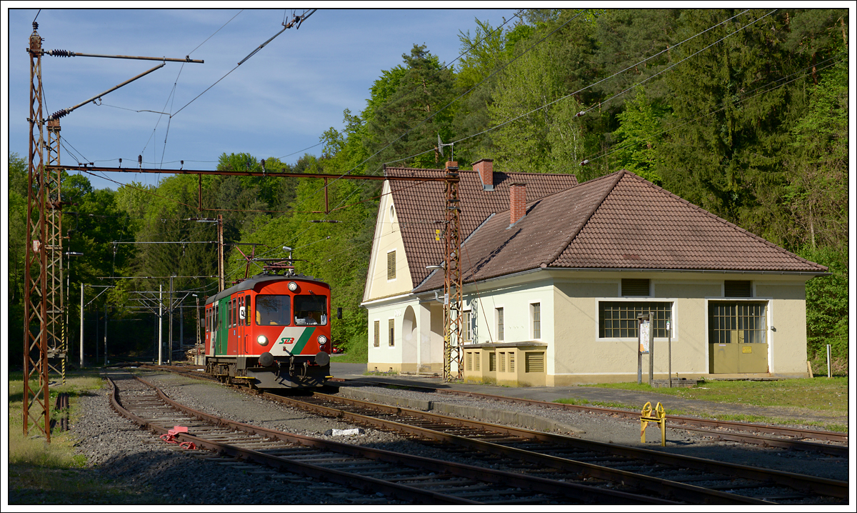 Et 2 am 22.4.2019 als R 8611 von Feldbach nach Bad Gleichenberg bei der Einfahrt in den Bahnhof Gnas. Auch wenn die Züge an diesem Tag sehr gut ausgelastet waren, ist es fast nicht zu glauben, dass hier ein Fahrgast ausgestiegen ist, was in weiterer Folge noch auf einem Bild zu sehen sein wird. 