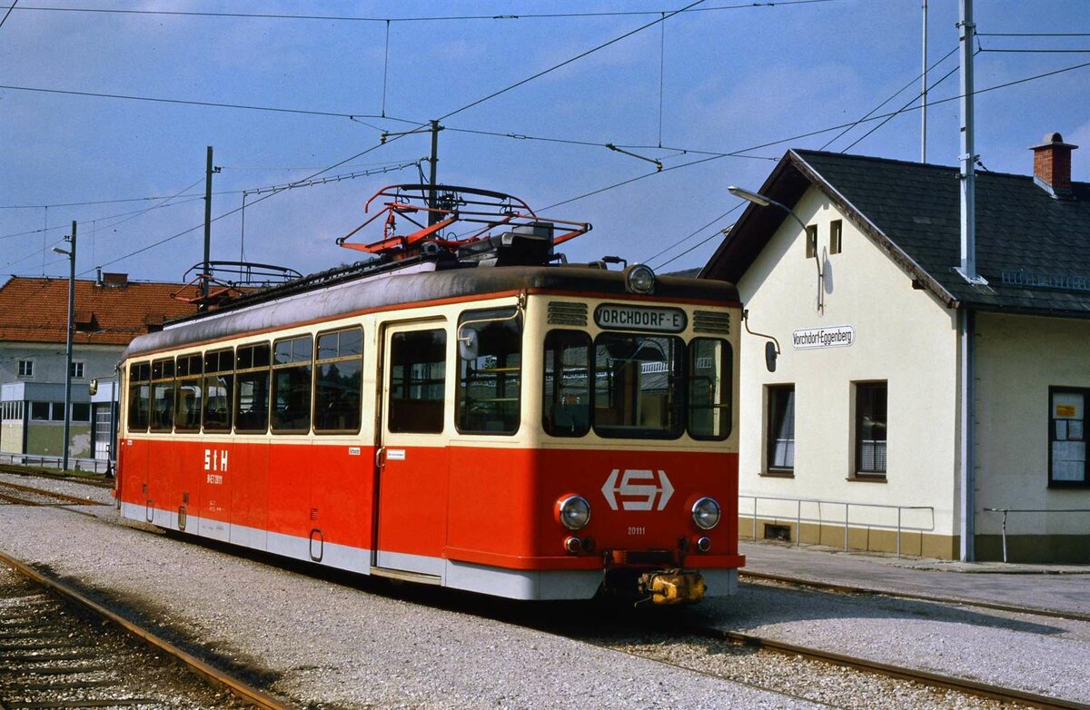 ET 20 111 der Lokalbahn Lambach-Vorchdorf vor dem Bahnhof Vorchdorf-Eggenberg, 06.04.1986