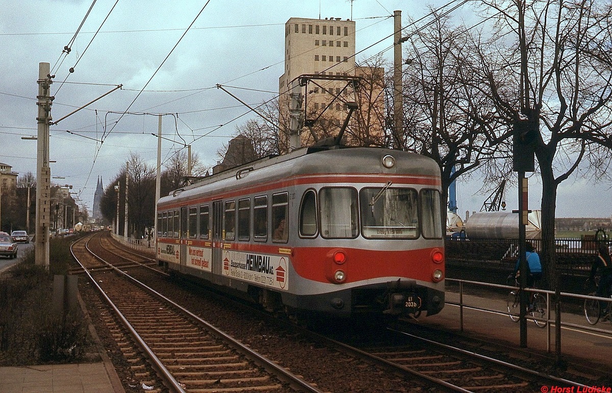 ET 203 der KBE ist mit einem Eilzug von Bonn etwa in Hhe der Sdbrcke unterwegs zum Endbahnhof Hohenzollernbrcke (Frhjahr 1978). Die 1964 in Leichtmetallbauweise hergestellten, als  Silberpfeile  bezeichneten ET 202-204 wurden noch im gleichen Jahr mit der Aufnahme des Stadtbahnbetriebes berflssig und an die Salzburger Lokalbahn verkauft.
