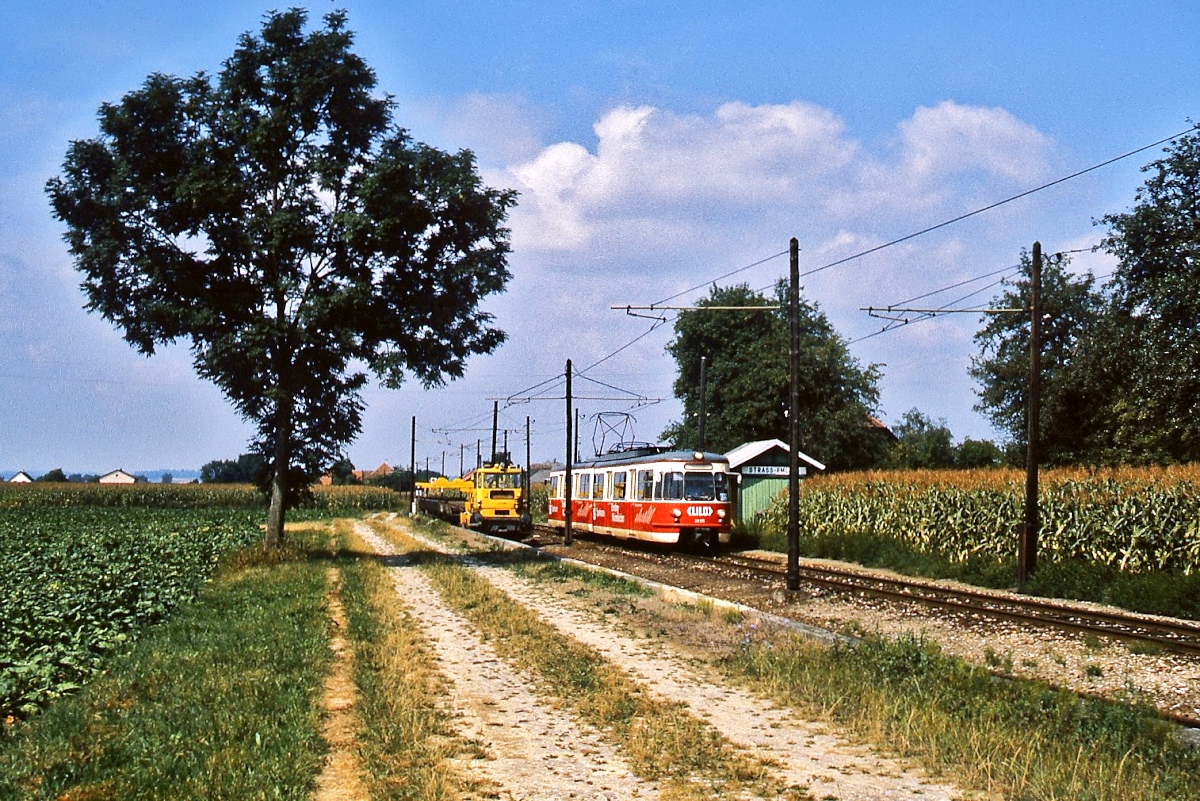 ET 22 135/235 (ex KFBE 1292) verlässt im Sommer 1992 den Haltepunkt Strass-Emling