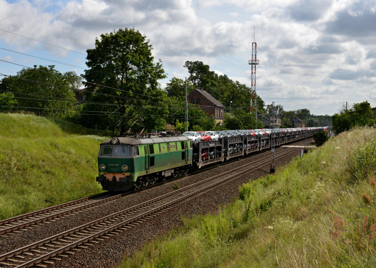ET 22-770 mit einem Autozug am 20.07.2012 bei Kunowice.
