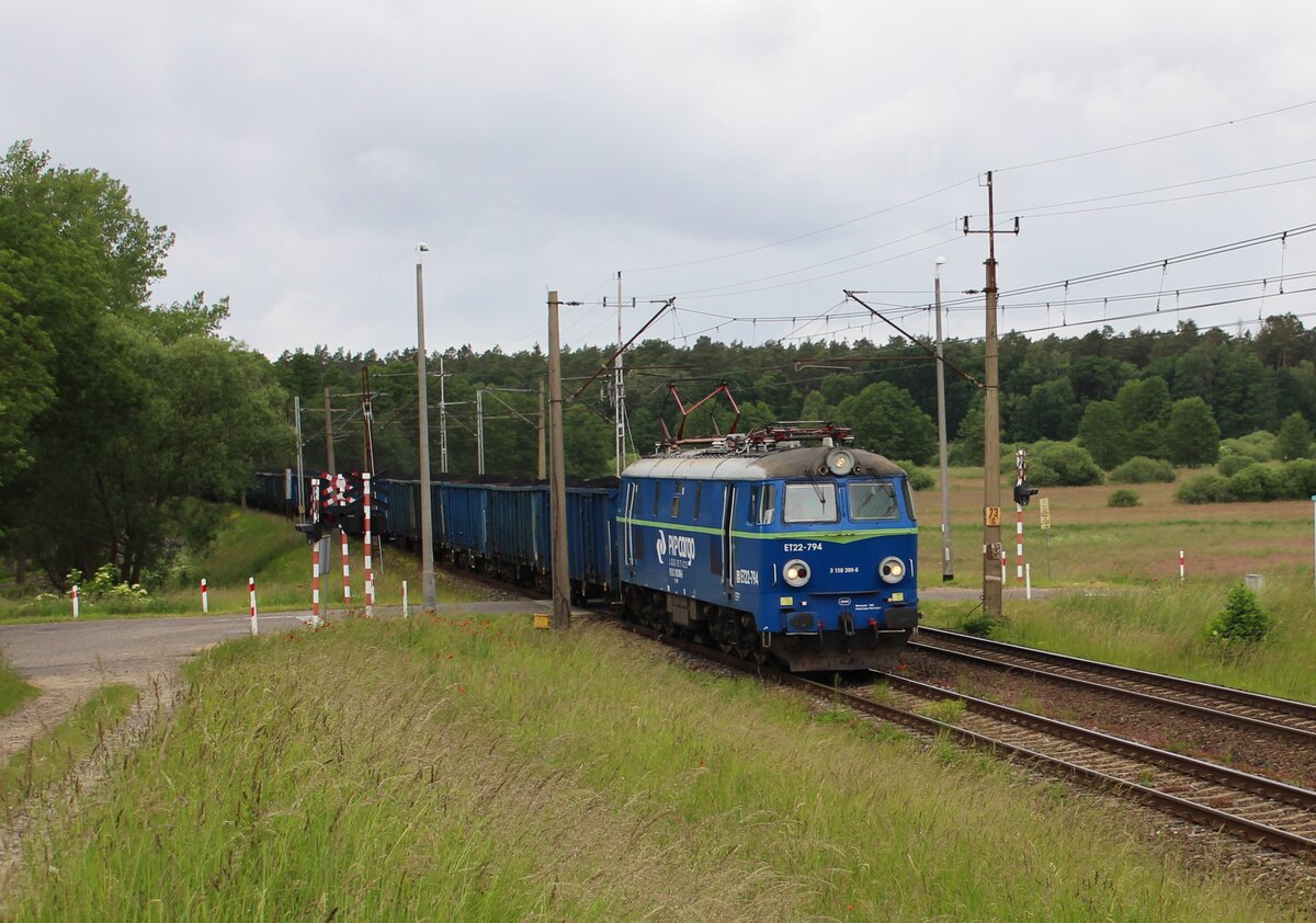 ET 22-794 (3 150 399-6) war am 14.06.22 in Mokrzyca Wielka mit einem Kohlenzug zu sehen.
