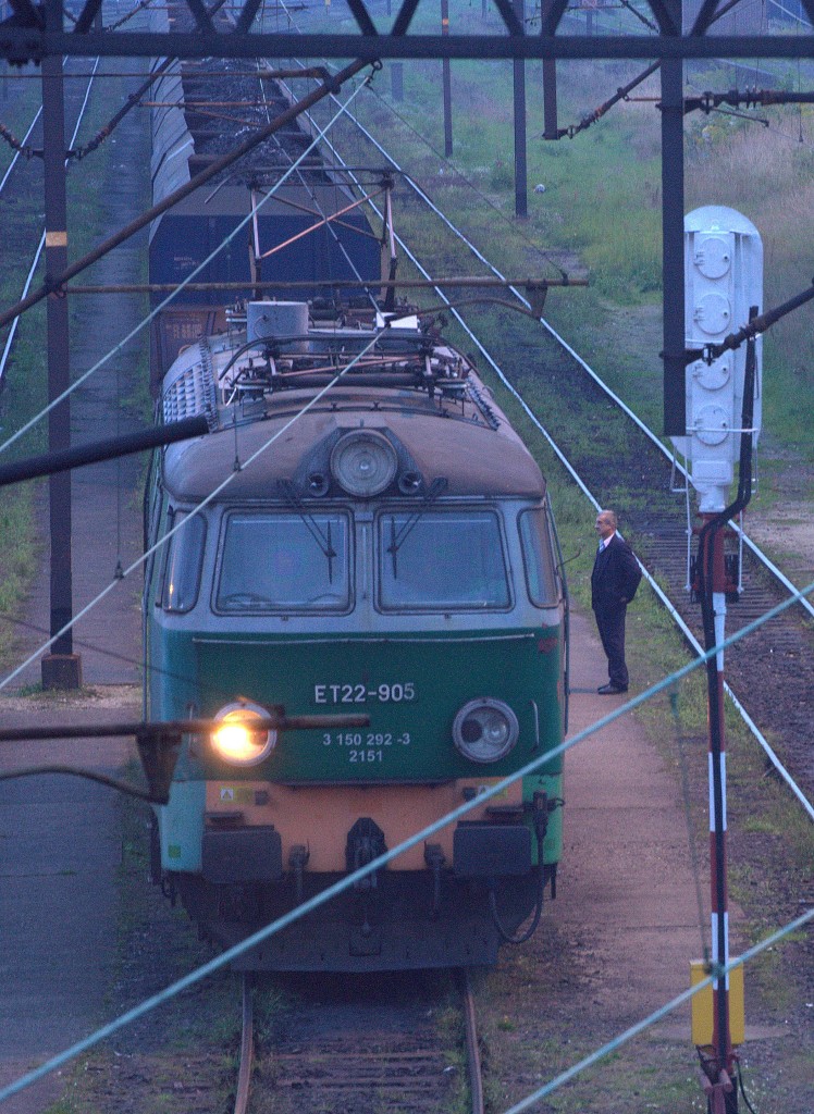 ET 22 - 905 bei der Ausfahrt in Wegliniec mit einem Kohleganzzug. 20.09.2014 19:07 Uhr
