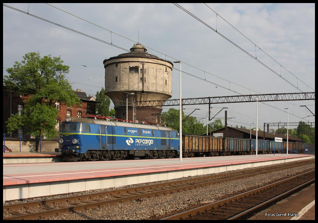 ET 22-913 rollte am Abend des 20.5.2016 mit einem Kohlezug Richtung Poznan durch den Bahnhof Ostrow Wielkopolski.