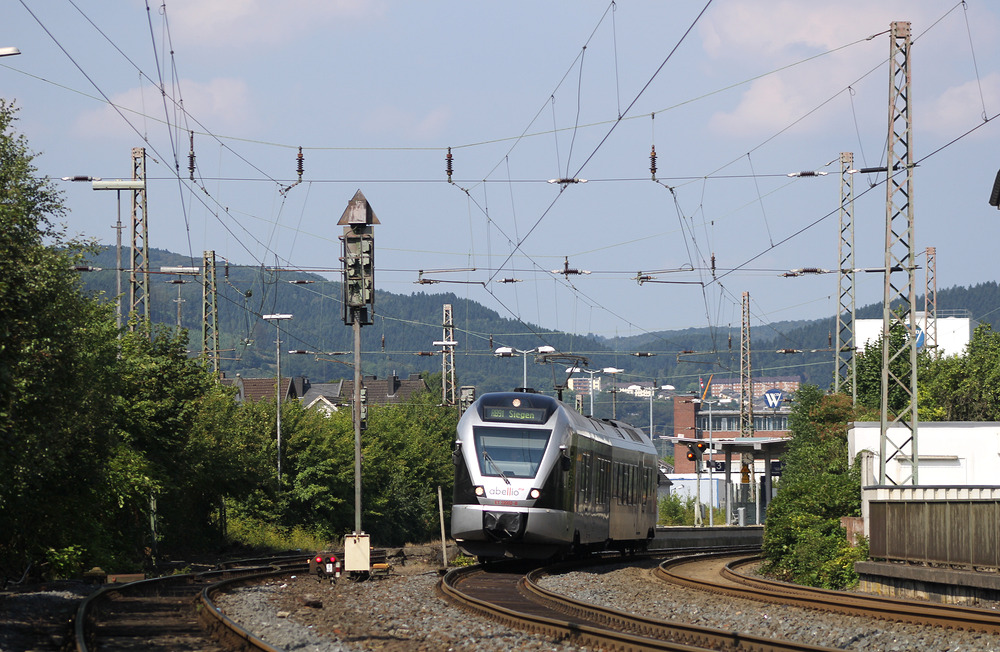 ET 22002 hat soeben den Bahnhof Plettenberg in Richtung SIegen verlassen.
Aufnahmedatim: 01.08.2014