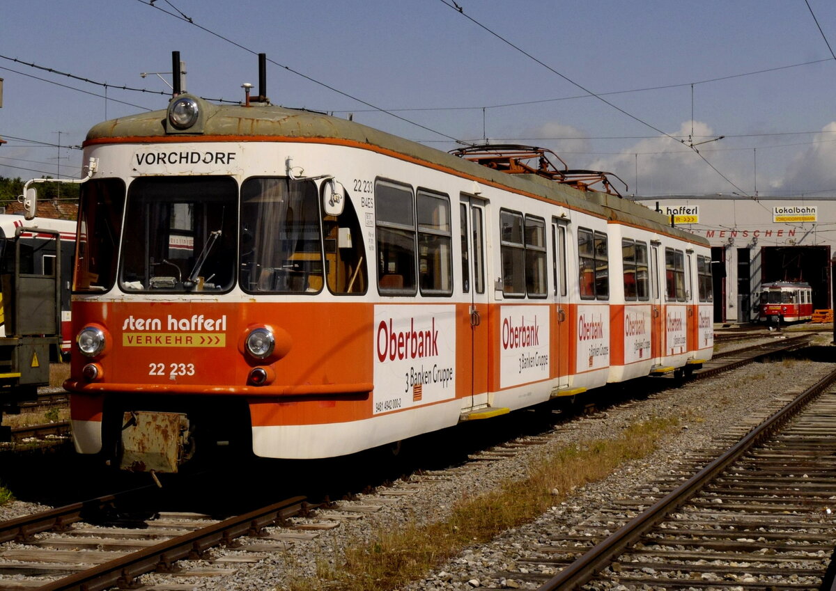 ET 22133, einer der beiden letzten Kölner Züge bei Stern Hafferl Verkehr (ex KVB/KFBE 1288/2289) abgestellt vor der Halle in Vorchdorf (immerhin mit NVR-Nr.: 94 81 4942 000-2) am 1.6.22.