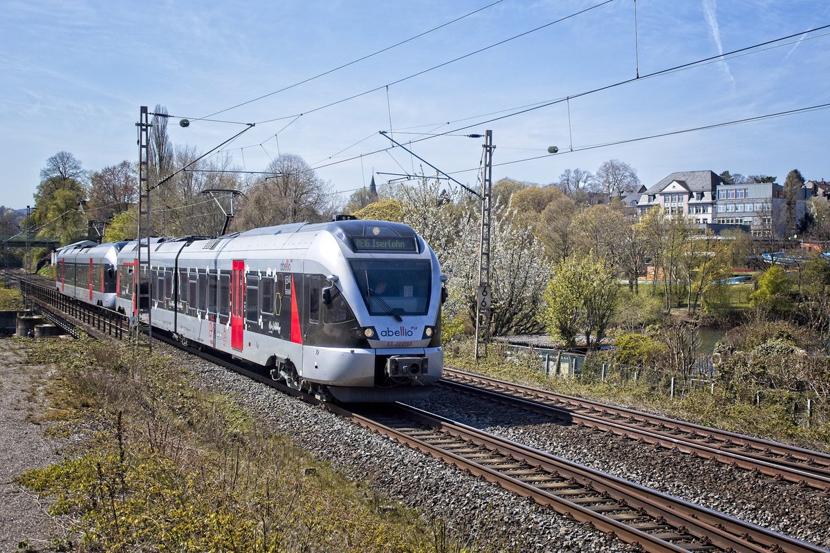ET 222 108 überquert auf dem Weg nach Siegen bei Wetter die Ruhr (23.04.2021) 