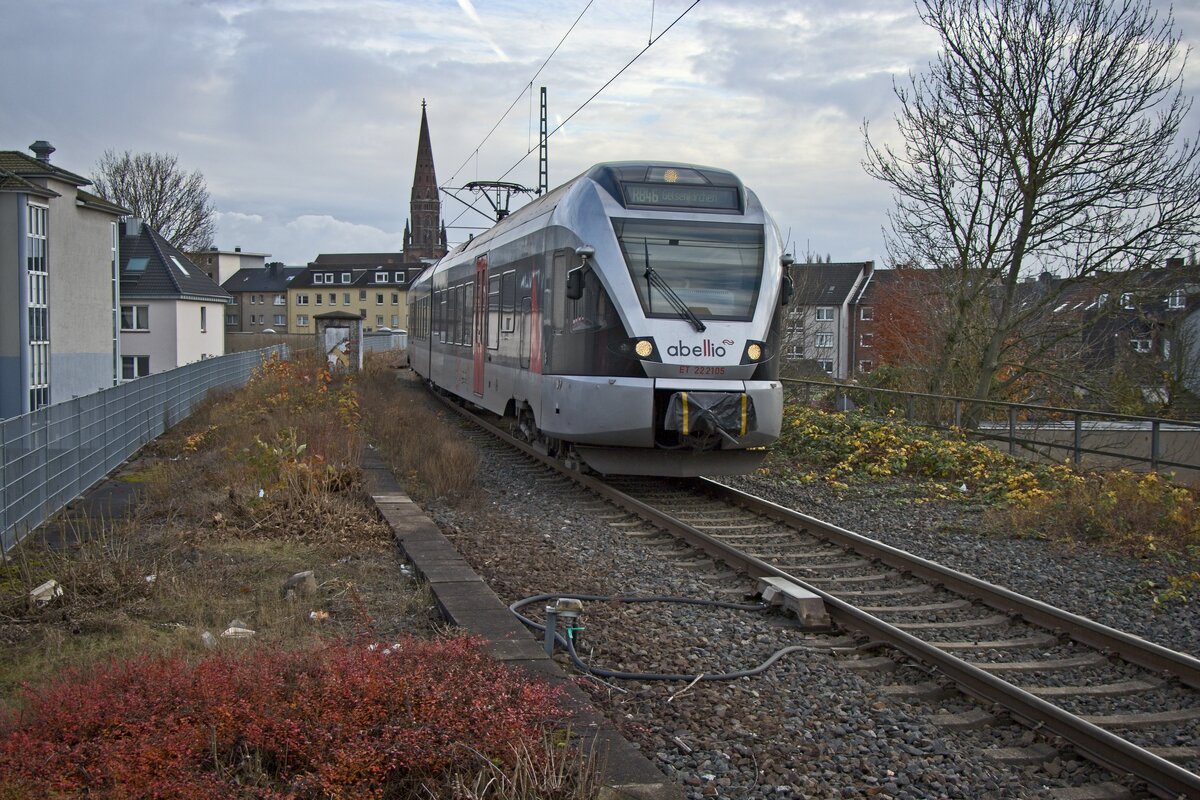 ET 222105 auf der Glückauf-Bahn bei der Einfahrt in den Bahnhof Bochum-West (21.11.2021)