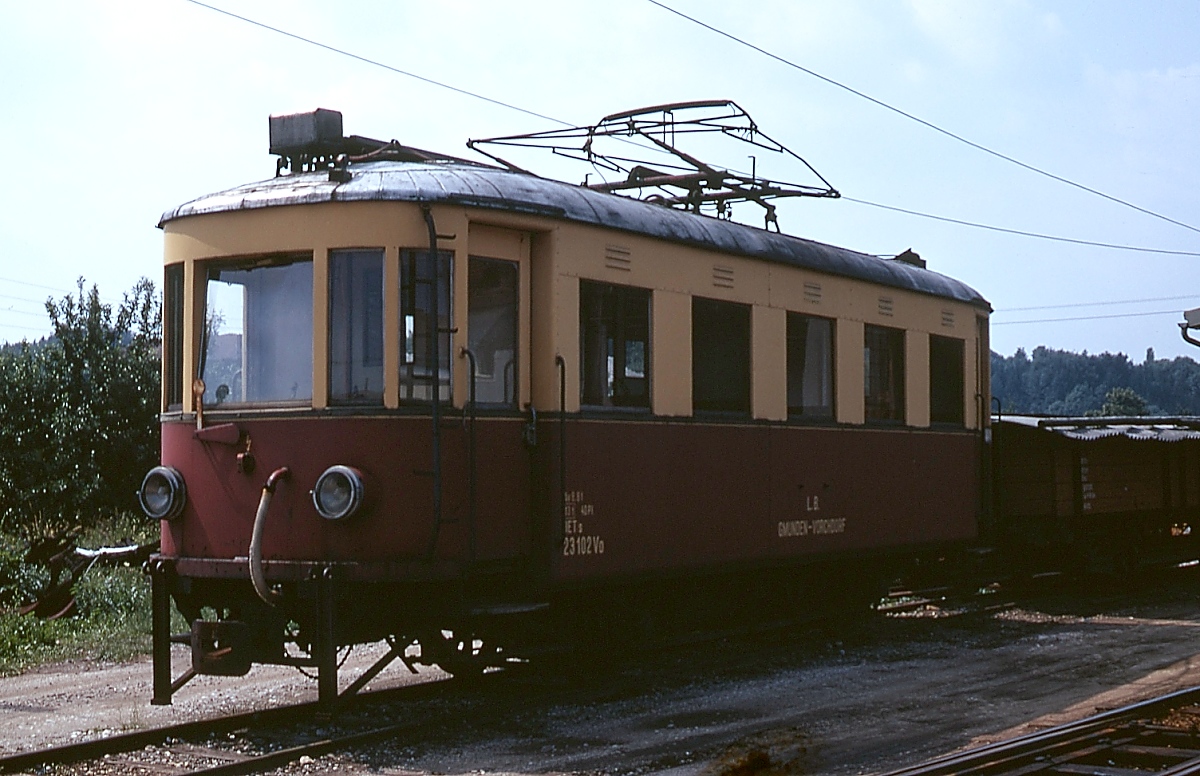 ET 23 102 der Lokalbahn Gmunden-Vorchdorf im Juli 1973 in Vorchdorf-Eggenberg. Zu diesem Zeitpunkt wurde der Triebwagen noch als Reservefahrzeug benötigt. Später wurde er gemeinsam mit dem ET 23 101 an die Nostalgiebahnen in Kärnten als Ersatzteilspender verkauft und 2013 abgewrackt.