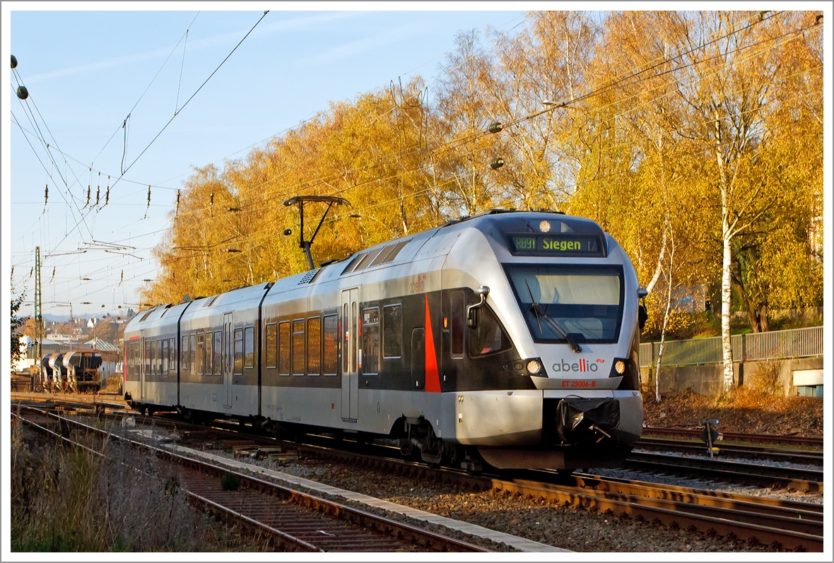 ET 23006 (3-teiliger Stadler Flirt) der Abellio Rail NRW ist gerade am 16.11.2013 vom Bahnhof Kreuztal in Richtung Siegen Hbf losgefahren.

Er befhrt die KBS 440 (Ruhr-Sieg-Strecke) als RB 91 (Ruhr-Sieg-Bahn) die Verbindung Hagen-Siegen (Umlauf ABR 89568). 