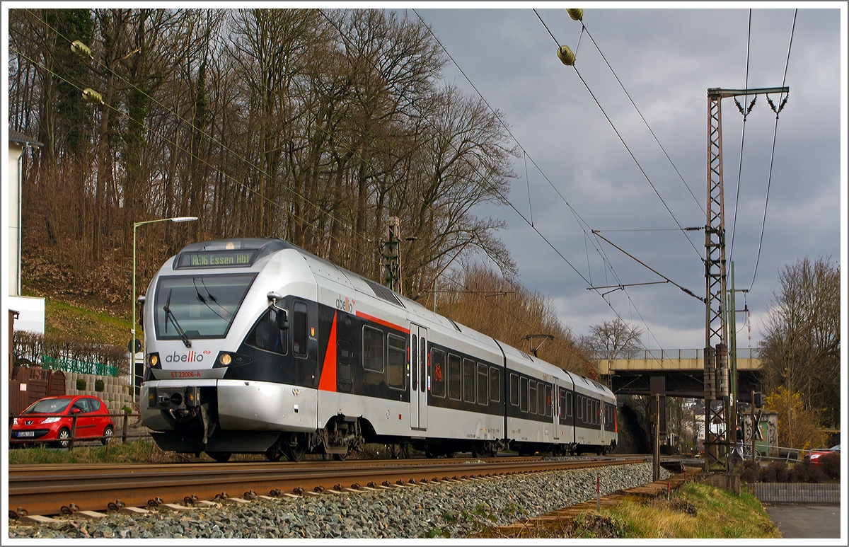 ET 23006  Plettenberg   (ein 3-teiliger Stadler Flirt) der Abellio Rail NRW hat gerade (am15.03.2014) im Bahnhof Siegen-Weidenau verlassen, und fährt als RE 16   Ruhr-Sieg-Express  die Verbindung Siegen - Kreuztal - Finnentrop - Hagen - Essen.