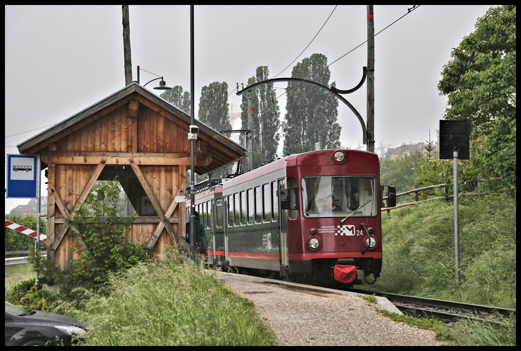 ET 24 nach Klobenstein hält am 29.5.2022 um 12.11 Uhr im Haltepunkt Linzbach.