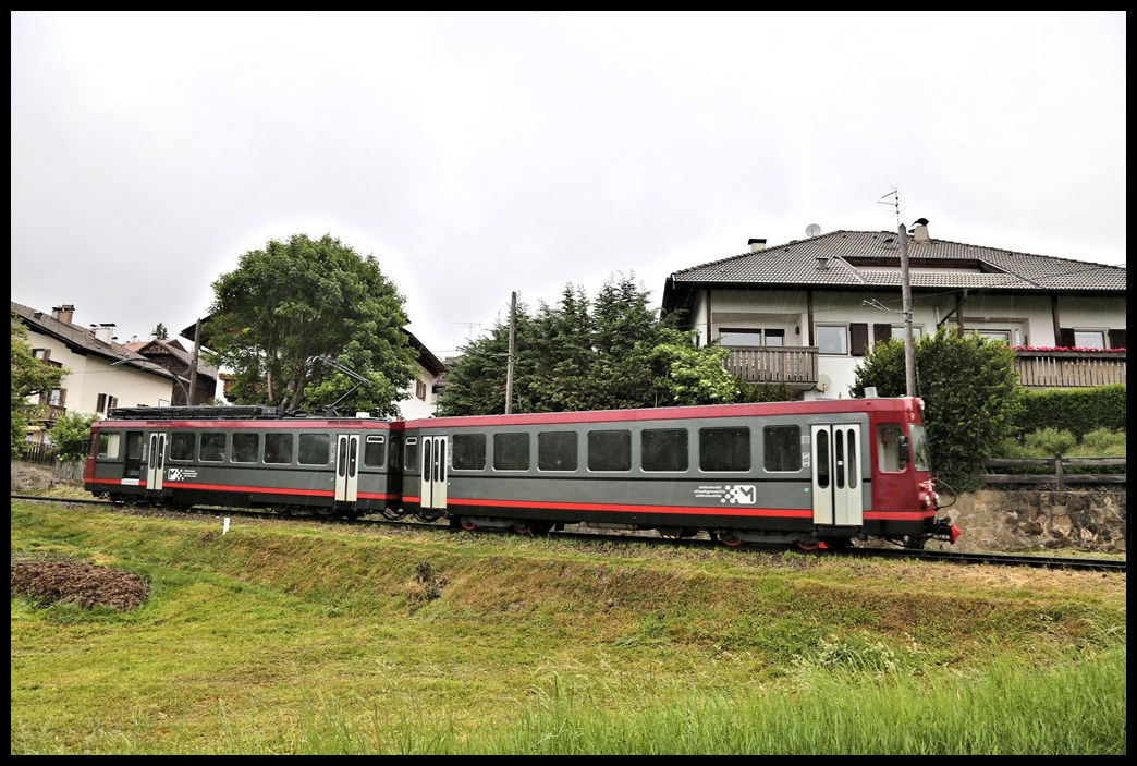 ET 24 der Rittner Bahn verläßt am 29.05.2022 um 11.33 Uhr Klobenstein in Richtung Oberritten.