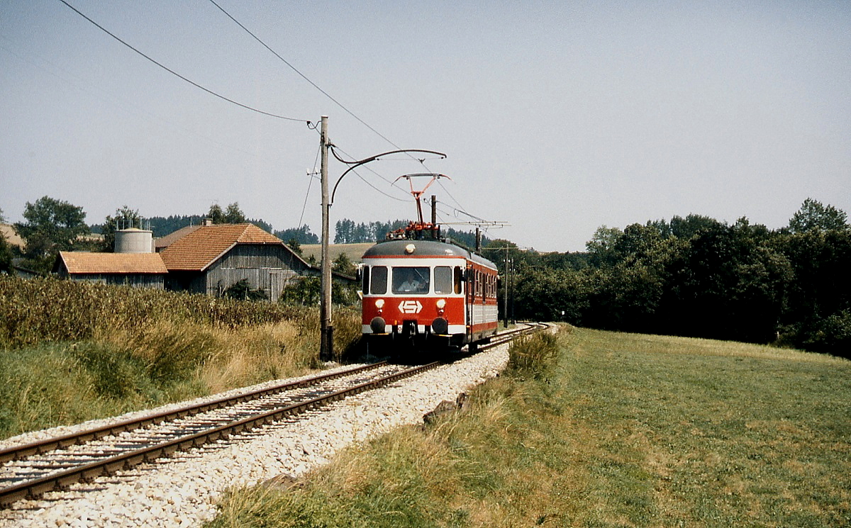 ET 24.104 der Lokalbahn Lambach - Haag ist im Juli 1992 zwischen Bachmanning und Gaspoltshofen unterwegs