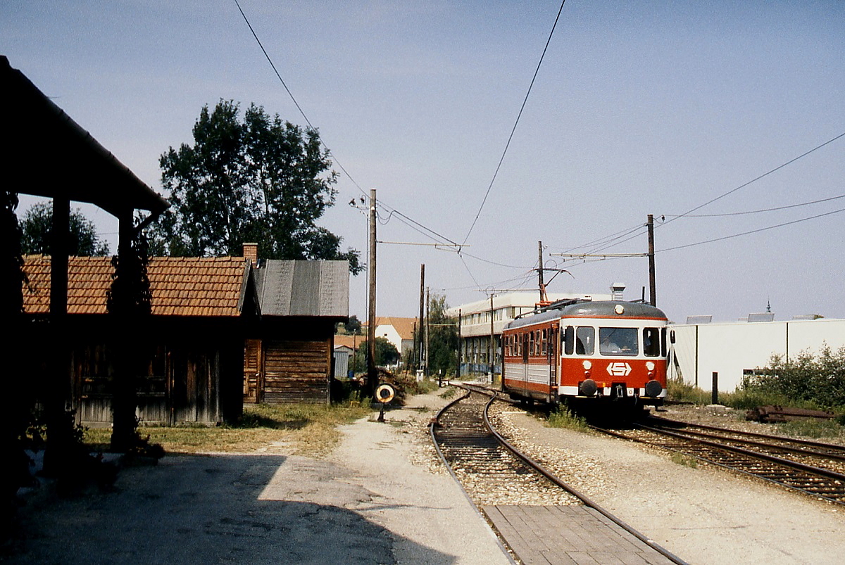 ET 24.104 der Lokalbahn Lambach - Haag trifft im Juli 1992 in Bachmanning ein. Wegen des Ausbaus der Westbahn für höhere Geschwindigkeiten wurde die Lokalbahn Ende 2009 stillgelegt, da eine oberflächenquerende Einbindung nicht vorgesehen war.