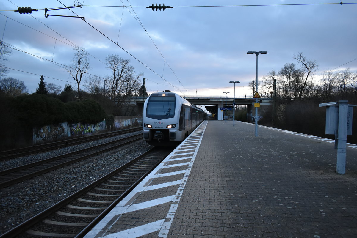ET 25 2303 der Abellio als RE19 nach Nimwegen/NL durch Angermund am Abend des 13.1.2018