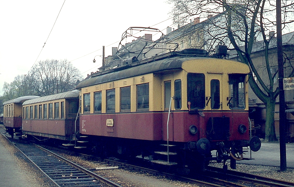 ET 25.102 fährt mit einer Altbaugarnitur Anfang April 1975 in den Linzer Lokalbahnhof ein