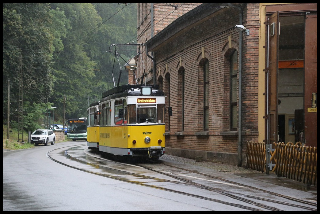 ET 3 der Kirnitzschtalbahn wartet am 9.9.2024 um 9.47 Uhr in der Ausweiche am Depot der Bahn auf den Gegenzug.