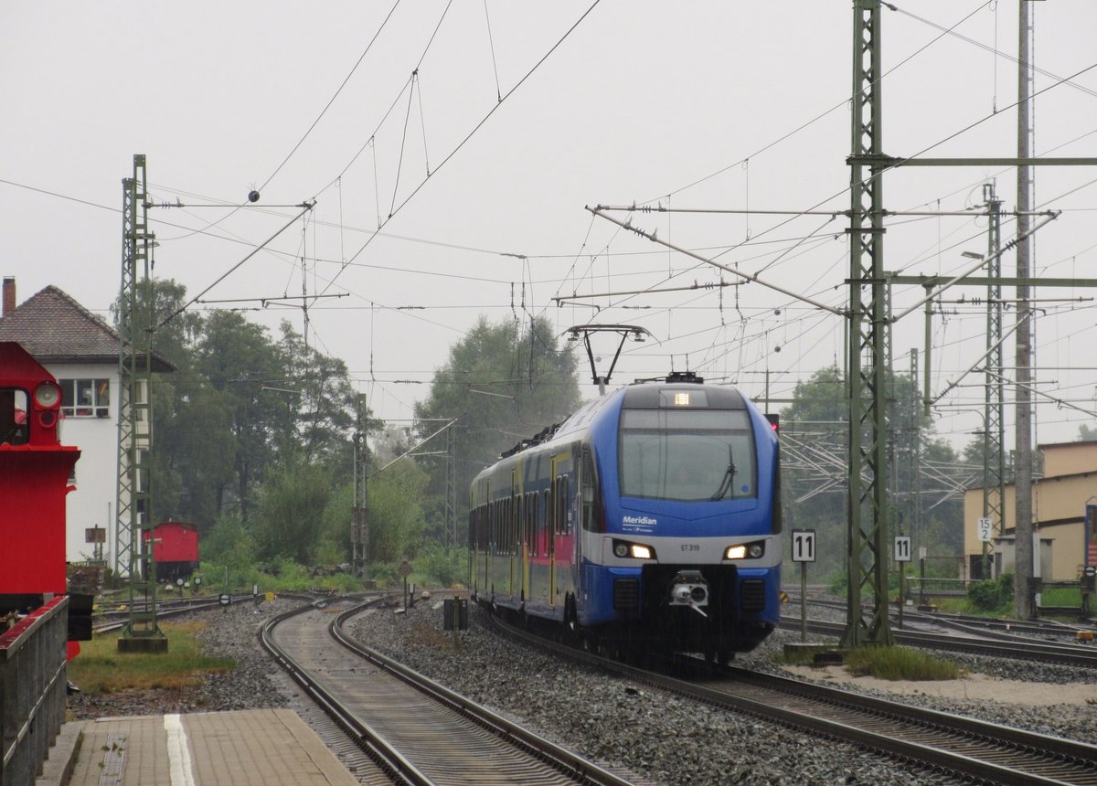 ET 309 von Meridian durchfhrt am 17.September 2016 den Bahnhof Kronach in Richtung Saalfeld.