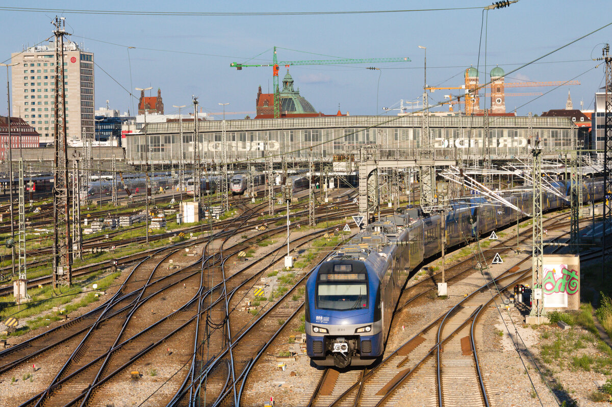 ET 311+xxx+xxx als RB54 nach Kufstein verlässt am 21.08.2022 München Hbf. 