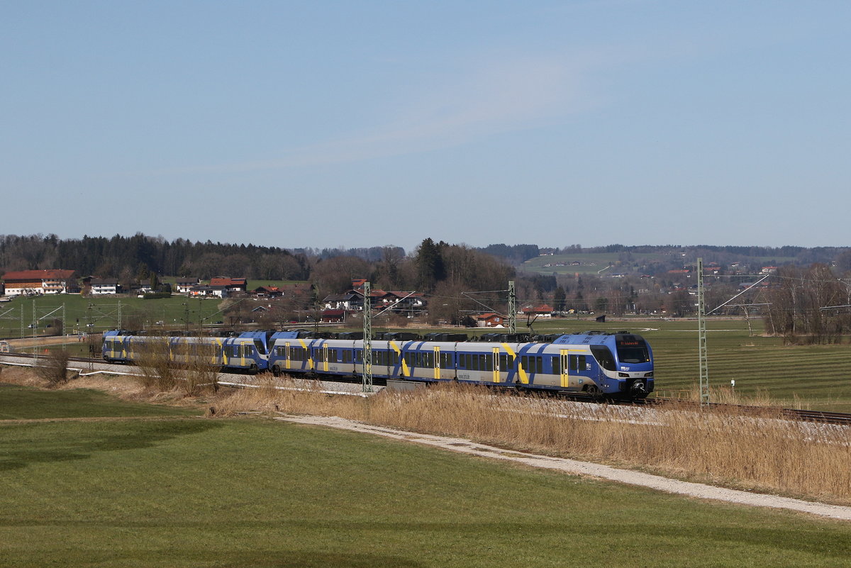 ET 318 war am 31. März 2021 bei Bernau am Chiemsee in Richtung Freilassing unterwegs.