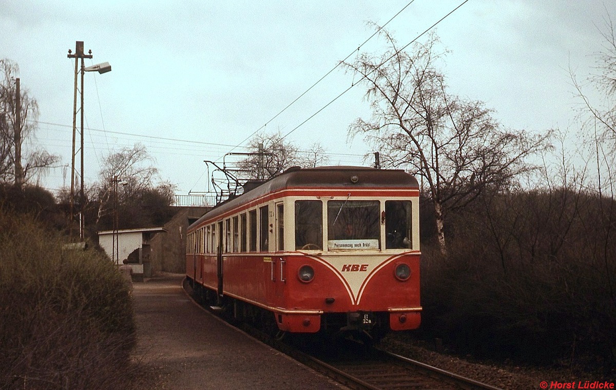 ET 32 der KBE im Frhjahr 1978 auf der Querbahn Wesseling-Brhl im Bahnhof Wesseling Nord. Der ET wurde 1936 gebaut und 1982 ausgemustert. Der Personenverkehr auf der Querbahn wurde 1981 eingestellt.
