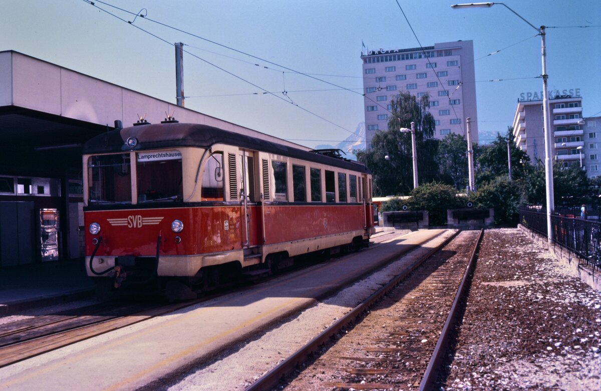 ET 32 der Salzburger Lokalbahn wartet im Salzburger Lokalbahnhof auf seine Weiterfahrt, 03.08.1984.
