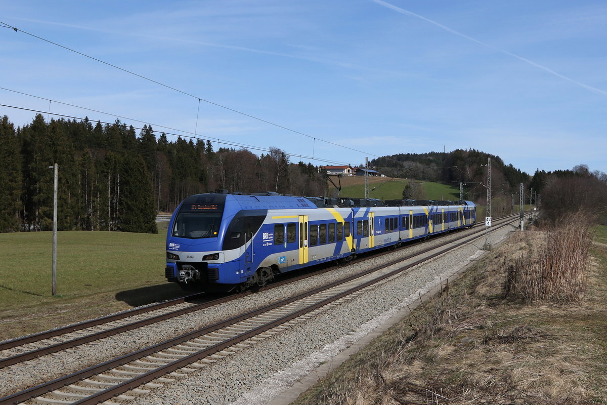 ET 323 war am 13. März 2021 bei Grabenstätt in Richtung München unterwegs.