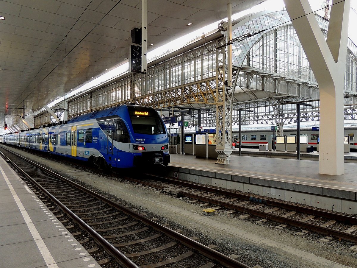 ET 324 von Meridian ist Abfahrtbereit nach München-Hbf; interessant die Kombination alte und neue Konstruktion der Bahnsteigüberdachung im Salzburg-Hbf; 191118