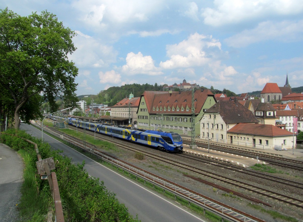 ET 328, ET 317 und ET 302 der BOB stehen am 24. April 2014 im Bahnhof Kronach.