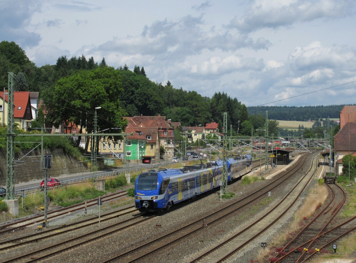 ET 355 und ET 356 der BOB durchfahren am 28.Juni 2014 als LT den Bahnhof Kronach in Richtung Lichtenfels.