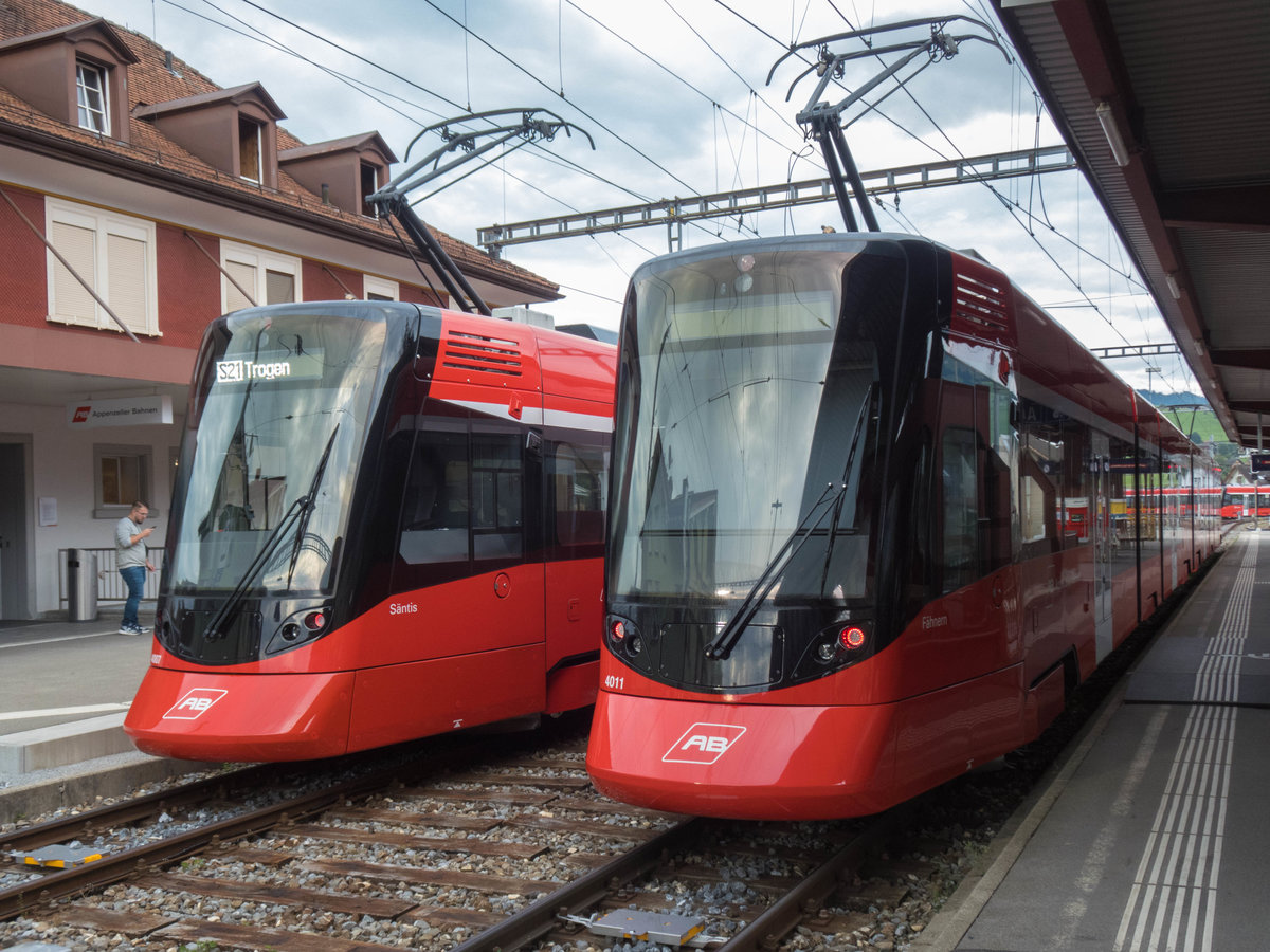 ET 4007 mit S21 nach Trogen neben dem abgestellten ET 4011 in Appenzell, 14.08.2020.