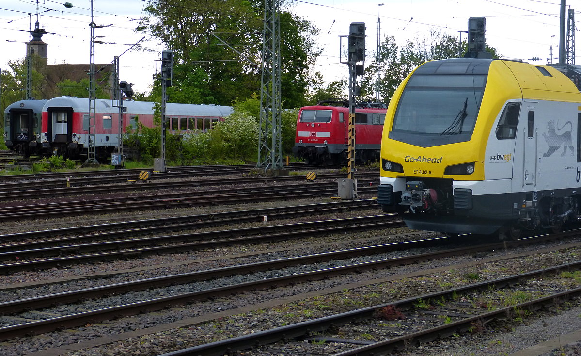 ET 4.02 A in Crailsheim 11.05.2019. Im Hintergrund 111 056. Die Personenwagen im Hintergrund gehören wohl dem Eisenbahnverein in Crailsheim
