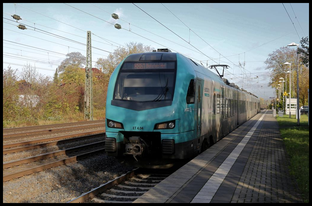 ET 4.04 der Eurobahn hält hier aus Hengelo kommend auf der Fahrt nach Bielefeld am 3.11.2020 um 10.49 Uhr in Hiddenhausen Schweicheln. 