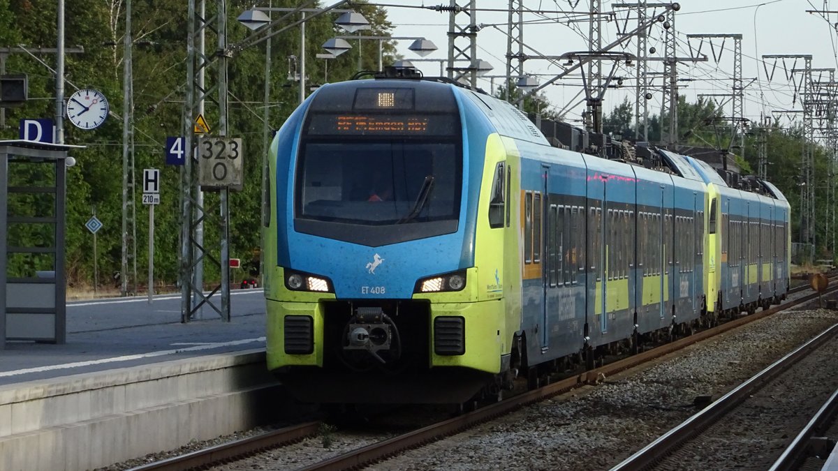 ET 408 und ein weiterer Flirt 3 der Westfalenbahn als RE 15 nach Emden Hbf im Bahnhof Leer (Ostfriesland). Aufgenommen im August 2018.