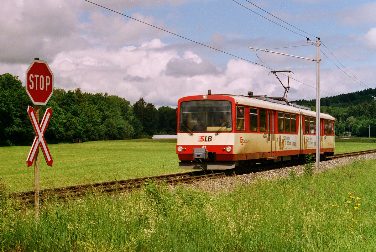 ET 41 der SLB, fotografiert am 06. Juni 2004 bei Anthering, während seiner Fahrt nach Salzburg.