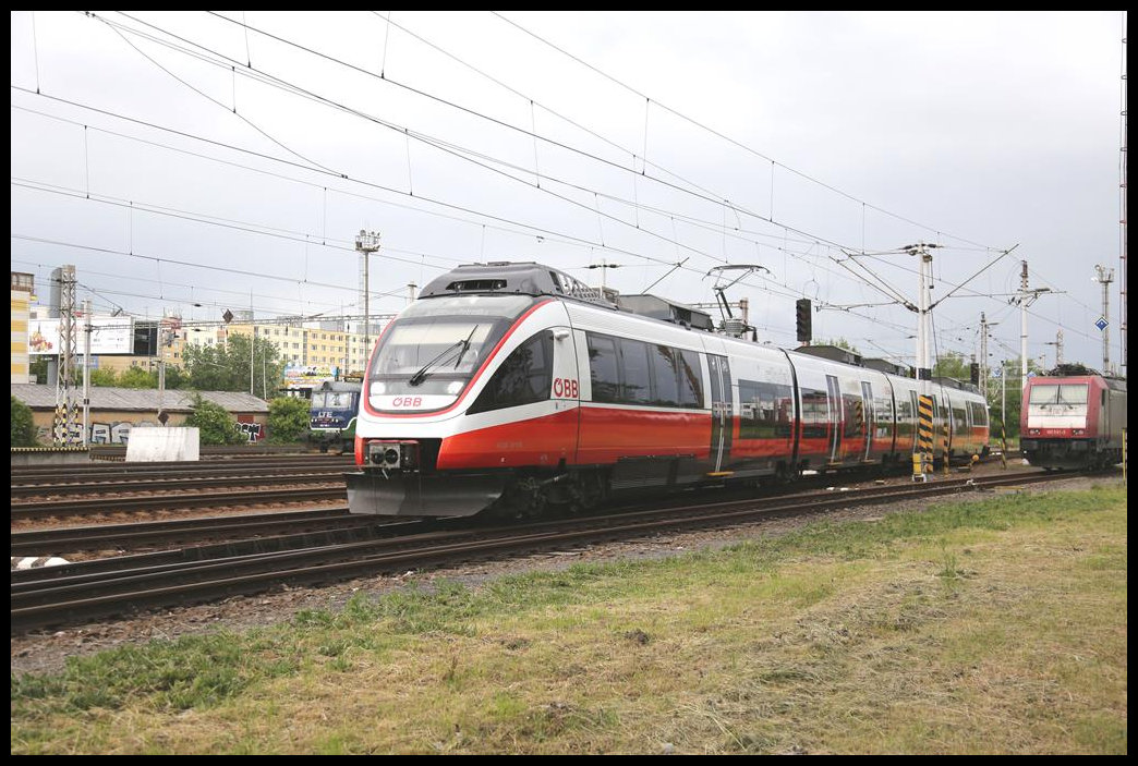 ET 4124011-9 fährt hier am 11.5.2019 um 16.44 Uhr aus Wien kommend in Bratislava Petrzalka ein.