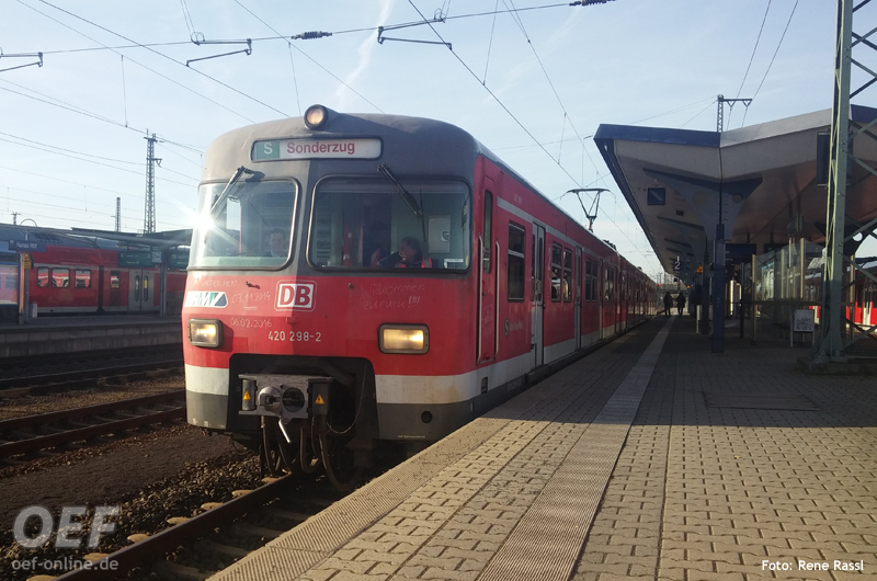 ET 420 298 der Oberhessischen Eisenbahnfreunde auf einer Probefahrt. Hier zu sehen am 06.02.2016 in Hanau Hbf.
www.oef-online.de