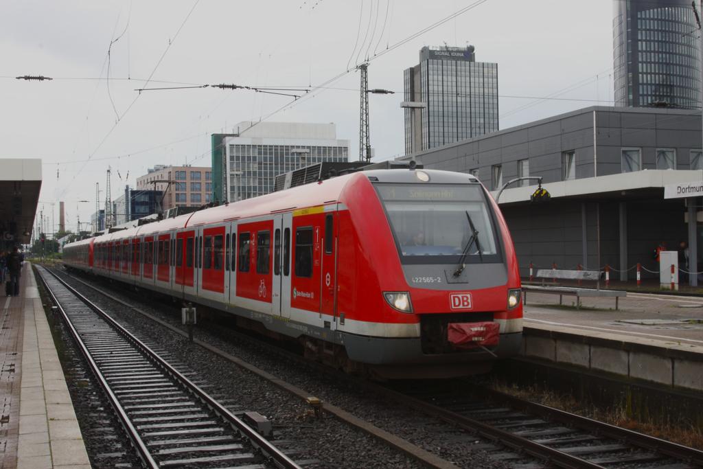ET 422565 am 22.06.2015 im HBF Dortmund auf der Linie S 1 nach Solingen.