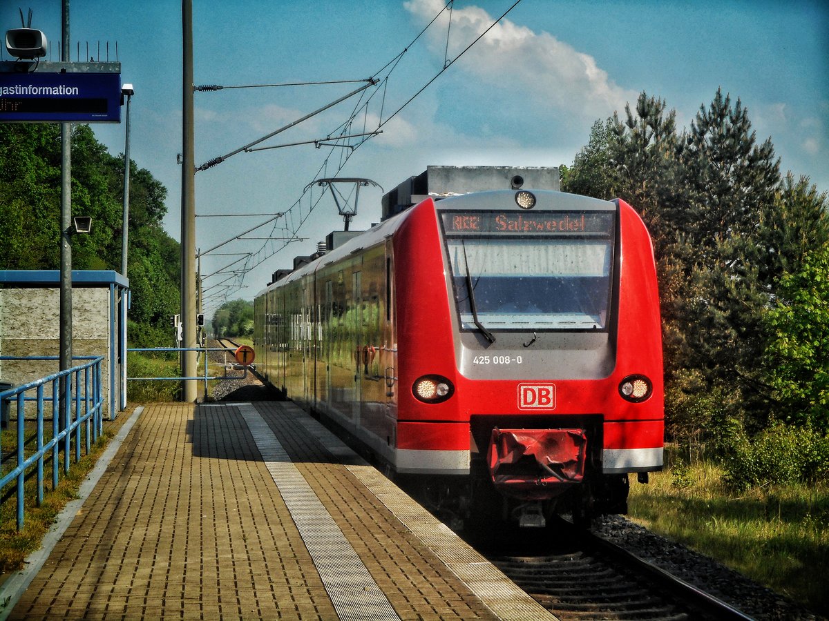 ET 425 am 19.05.2017 bei der Einfahrt in Steinfeld als RB 32 nach Salzwedel.