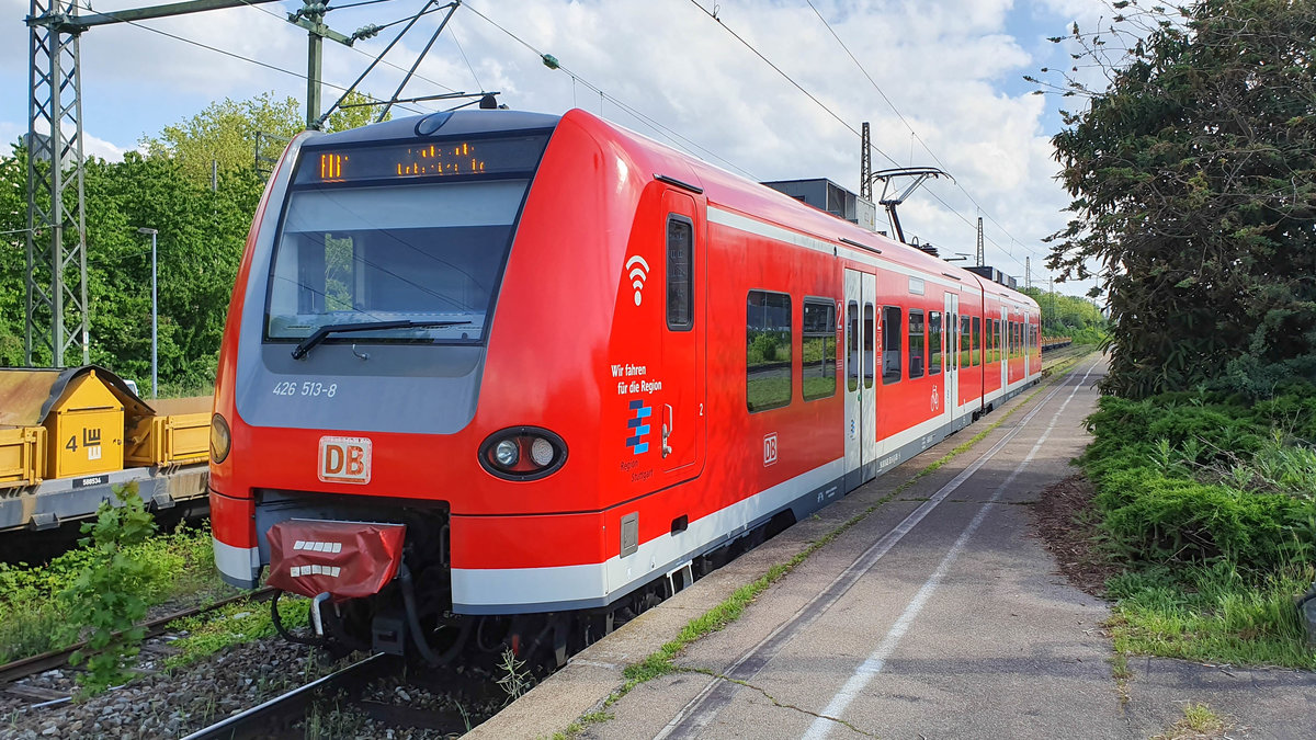 ET 426 513-8 steht als RB11 nach Stuttgart-Untertürkheim in Kornwestheim Pbf, 22.05.2019.