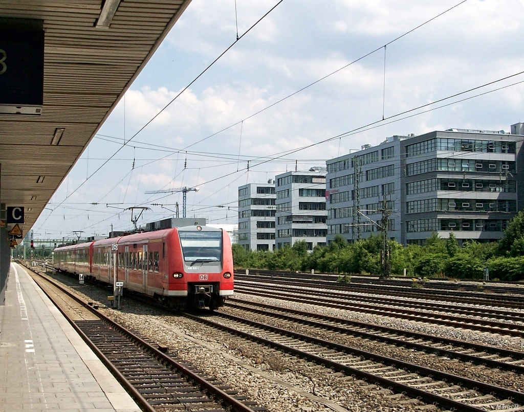 ET 426 und ET425 auf dem Weg nach Kochel und Garmisch-Partenkirchen, mit Flügelung in Tutzing. Aufgenommen am 10.7.2013 bei der Durchfahrt durch München-Laim.